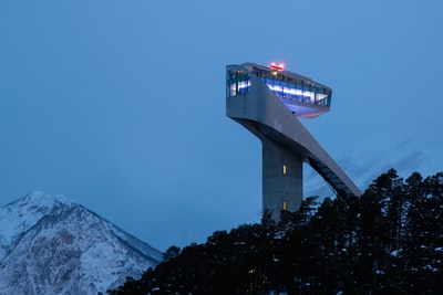 雪山附近的白塔